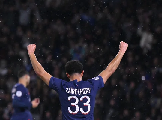 Warren Zaïre-Emery célèbre sous la pluie, champion d'Europe 2025 avec le PSG.