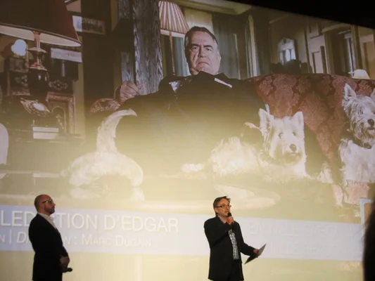 Marc Dugain (à droite) et un autre intervenant présentant le docufiction « La Séduction d'Edgar » au Festival de Deauville 2013.
