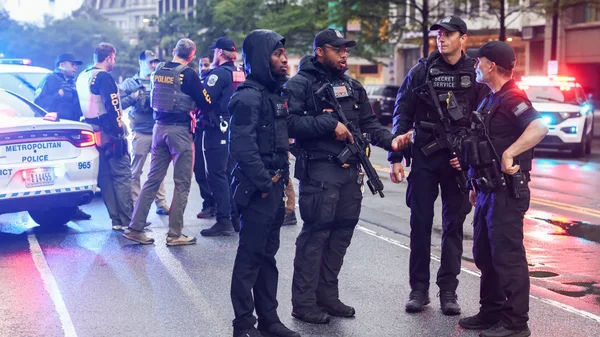 Agents du Secret Service et de la police sur les lieux de la fusillade près de la Maison-Blanche.