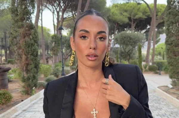 Hilona Gos dans une tenue élégante en extérieur.