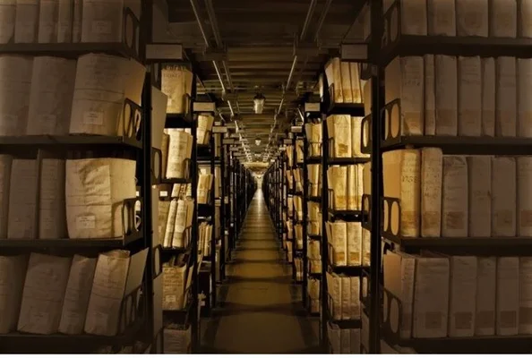 Une allée des archives du Vatican révélant l'immensité des documents conservés entre mythes et réalité.