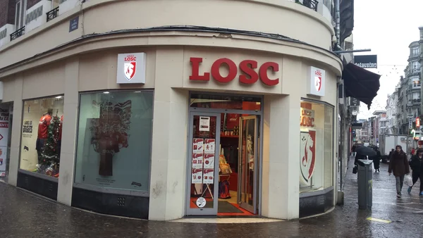 Boutique officielle du LOSC à Lille, dans un cadre urbain.