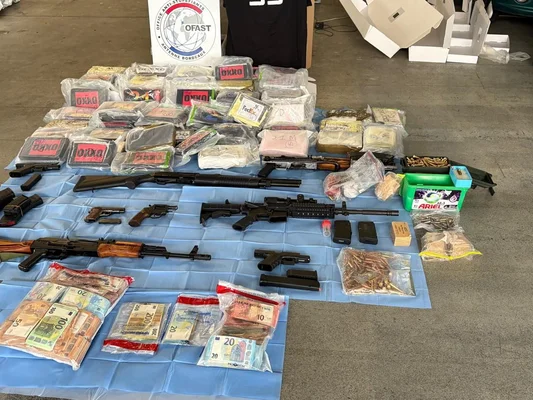 Butin d'un trafic de drogue saisi près de Bordeaux : armes, drogue et argent liquide.