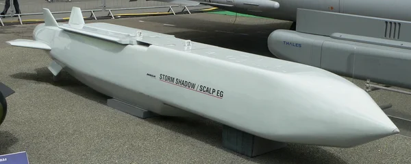 Un missile de croisière SCALP-EG exposé sur un socle.