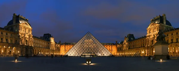 La cour Napoléon et la pyramide du Louvre illuminées, emblème du musée parisien.