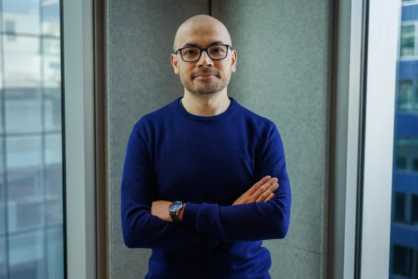 Portrait de l'architecte de l'IA de Google qui vivait sans loyer dans la tête d'Elon Musk.