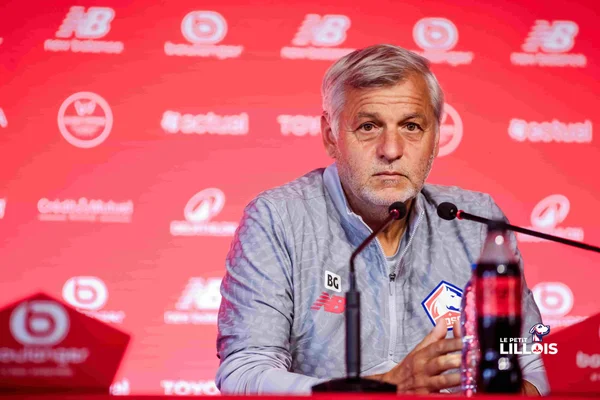 Bruno Genesio en conférence de presse, suspendu en tribunes.
