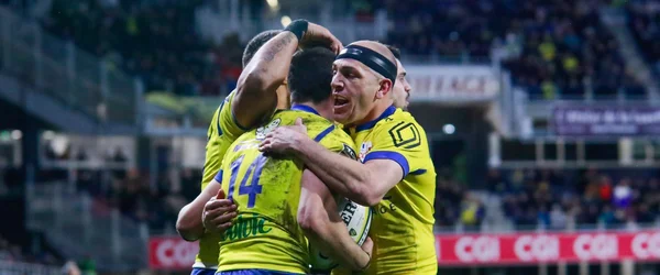 Les joueurs de la Section Paloise fêtent un essai lors du match Pau-Clermont au Hameau.