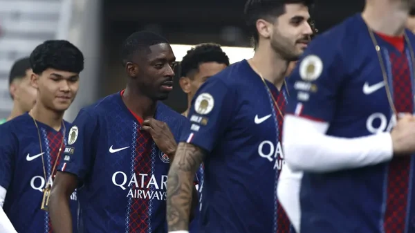 Joueurs du PSG réunis sur la pelouse avant un match.