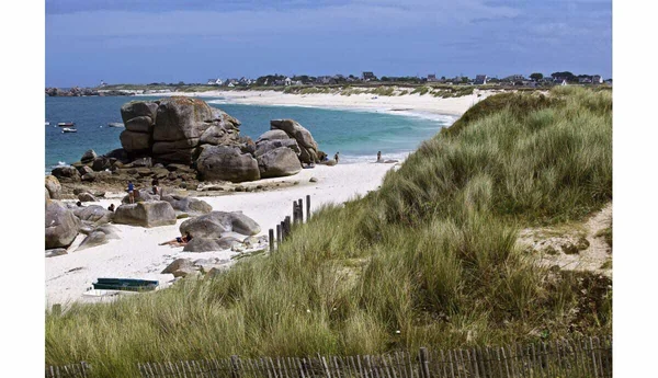 Plage du Finistère par une journée ensoleillée, illustrant les conditions estivales.