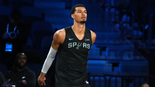 Victor Wembanyama prêt pour son retour en demi-finales de la NBA Cup avec les Spurs.