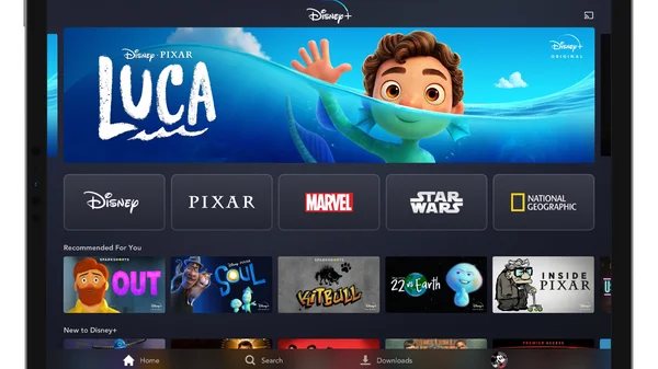 Interface Disney+ sur tablette mettant en avant le film 'Luca' et les catégories Pixar et Marvel.