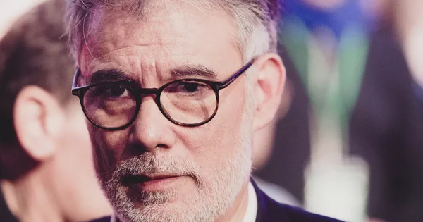 Olivier Faure, en plan serré, affichant une expression neutre.