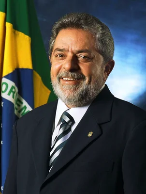 Portrait officiel du président Lula devant le drapeau brésilien.