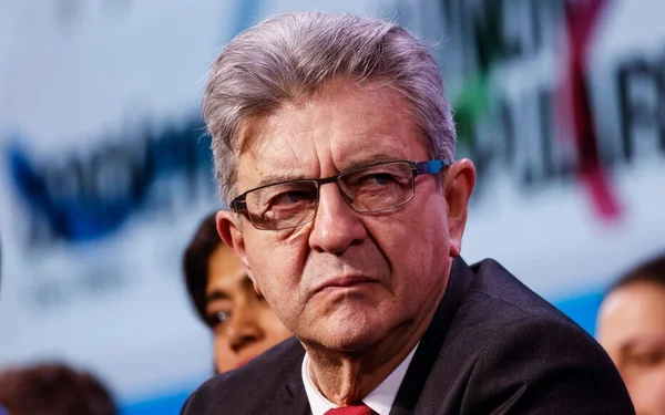 Jean-Luc Mélenchon, le regard sérieux, lors d'une intervention.