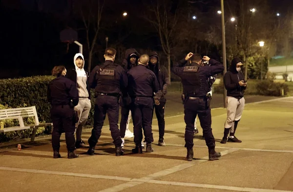 Intervention des forces de l'ordre lors d'une rixe entre bandes de jeunes, illustrant la violence croissante.