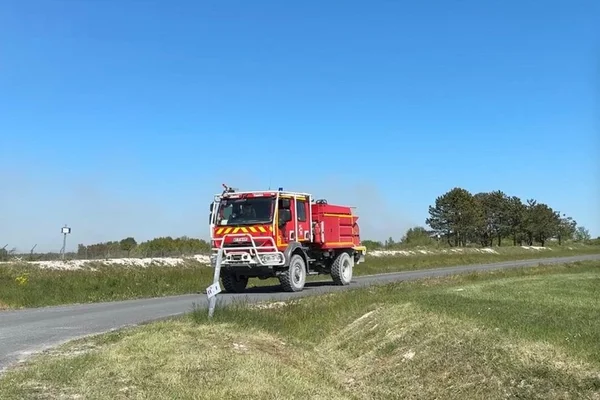 Un camion de pompiers déployé sur le camp militaire de Suippes pour lutter contre l'incendie.
