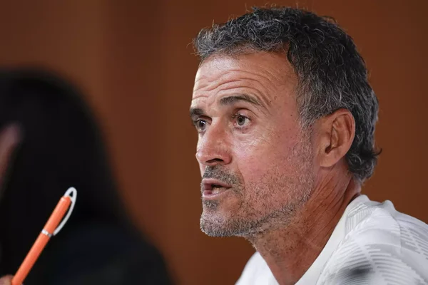 Luis Enrique s'exprimant lors d'une intervention.