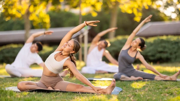 Des participants à une séance de yoga gratuite dans un parc de Bordeaux, un dimanche matin.