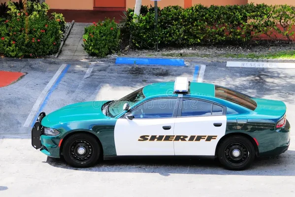 Voiture de patrouille du shérif en Floride, modèle Dodge Charger, garée sur un parking.