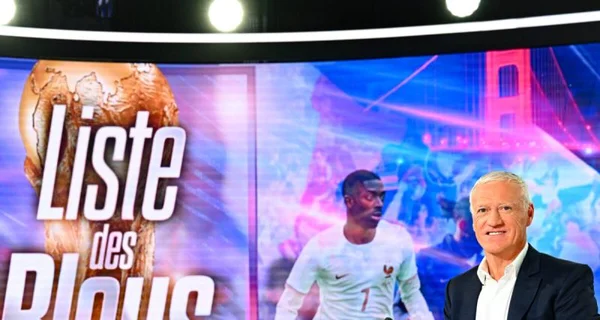 Didier Deschamps dévoilant la liste des Bleus devant un écran géant.