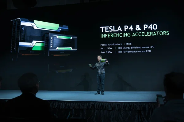 Présentation des accélérateurs Tesla P4 et P40 lors de la GTC Taiwan 2016.