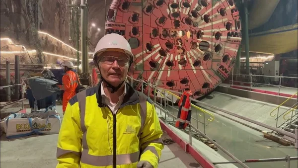 Ingénieur sur le chantier du Lyon-Turin, devant le tunnelier en cours d'assemblage.