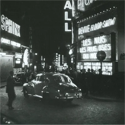 Ambiance de roman noir : la place Pigalle de nuit dans les années 1950.