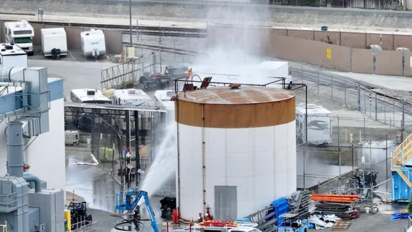 Opération de pulvérisation sur un réservoir chimique lors de l'évacuation de 40 000 personnes en Californie.