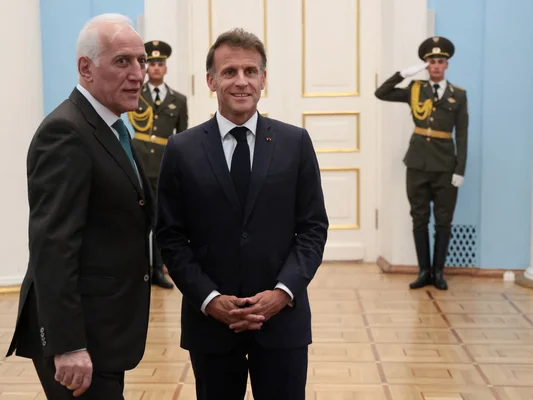 Emmanuel Macron et le Premier ministre arménien lors du dîner d'État à Erevan.