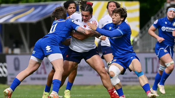 Action de plaquage des Bleues sur une joueuse italienne lors du Tournoi des Six Nations féminin.