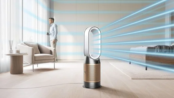 Dyson Purifier Hot+Cool Formaldehyde dans une cuisine contemporaine.
