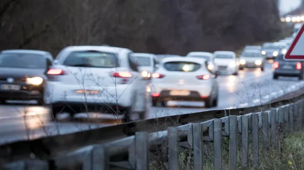 Circulation sur autoroute au crépuscule, illustrant le contexte des radars embarqués.