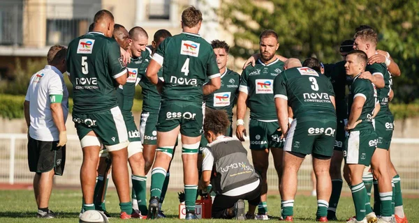 Joueurs de la Section Paloise en mêlée lors d'un entraînement ou d'un match.