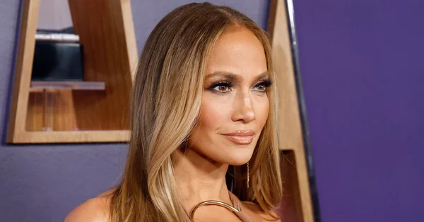 Jennifer Lopez posant pour un portrait avec un style glamour.