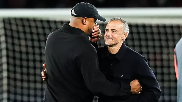 Luis Enrique et Vincent Kompany s'étreignant sur la pelouse.