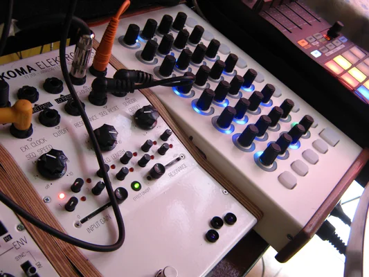 Module KOMA Elektronik FT201 et séquenceur Livid Instruments Code2 avec câbles patch.