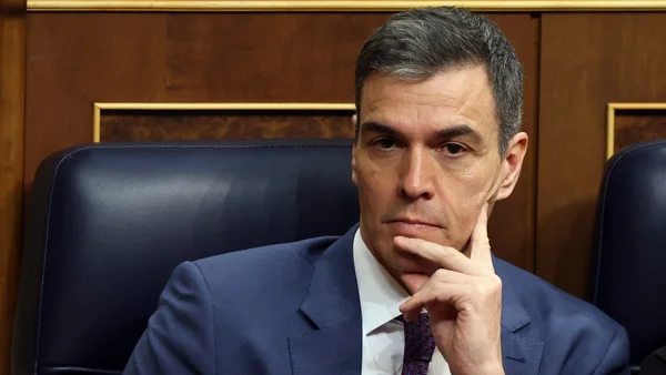 Pedro Sánchez, contraint d'annuler sa venue à Paris après la panne de son avion.
