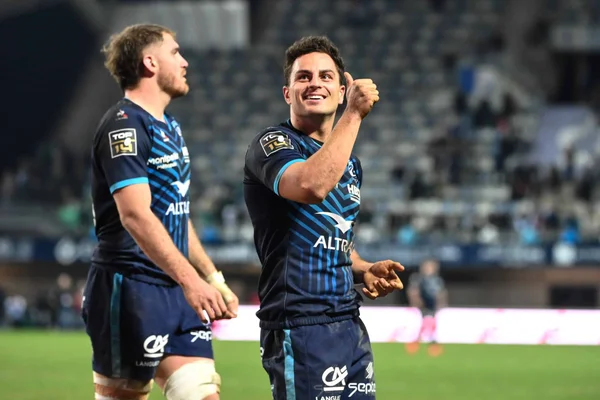 Joueur de Montpellier Hérault Rugby célébrant un succès.