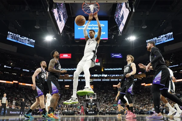 Victor Wembanyama dunk au milieu de quatre joueurs du Jazz lors d'un match des Spurs.