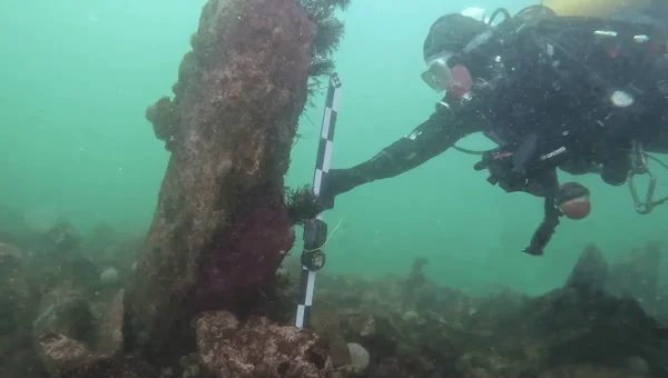 Plongeur examinant le mur sous-marin vieux de 7 000 ans découvert au large de l'île de Sein.