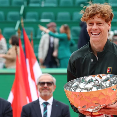 Jannik Sinner, souriant, brandit le trophée du Masters 1000 de Monte-Carlo.