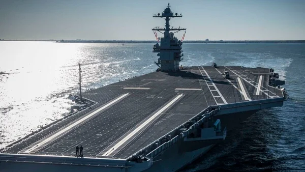 Le porte-avions USS Gerald R. Ford naviguant en mer.