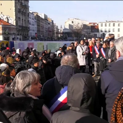 Le frère du jeune de 14 ans tué à Saint-Denis appelle au calme lors d'un rassemblement, entouré d'autres élus en écharpe tricolore.