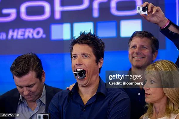 Scène d'événement GoPro, avec le fondateur Nick Woodman tenant une caméra dans sa bouche.