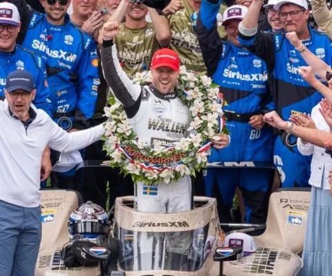 Felix Rosenqvist fête sa victoire historique aux 500 miles d'Indianapolis avec son équipe.
