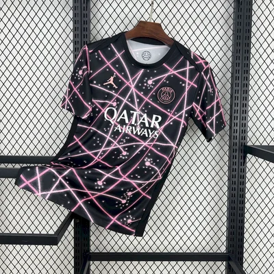 Maillot third 2025/2026 du PSG, noir et rose, suspendu à un cintre.