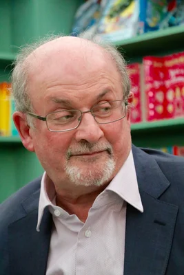 Salman Rushdie photographié lors d'une séance de dédicaces au Hay Festival 2016.