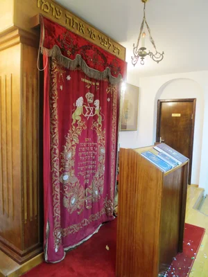 Intérieur d'un lieu de culte juif en Macédoine du Nord.