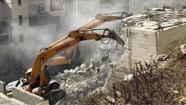 Israël démolit une maison à Jérusalem-Est à l'aide d'une pelleteuse.